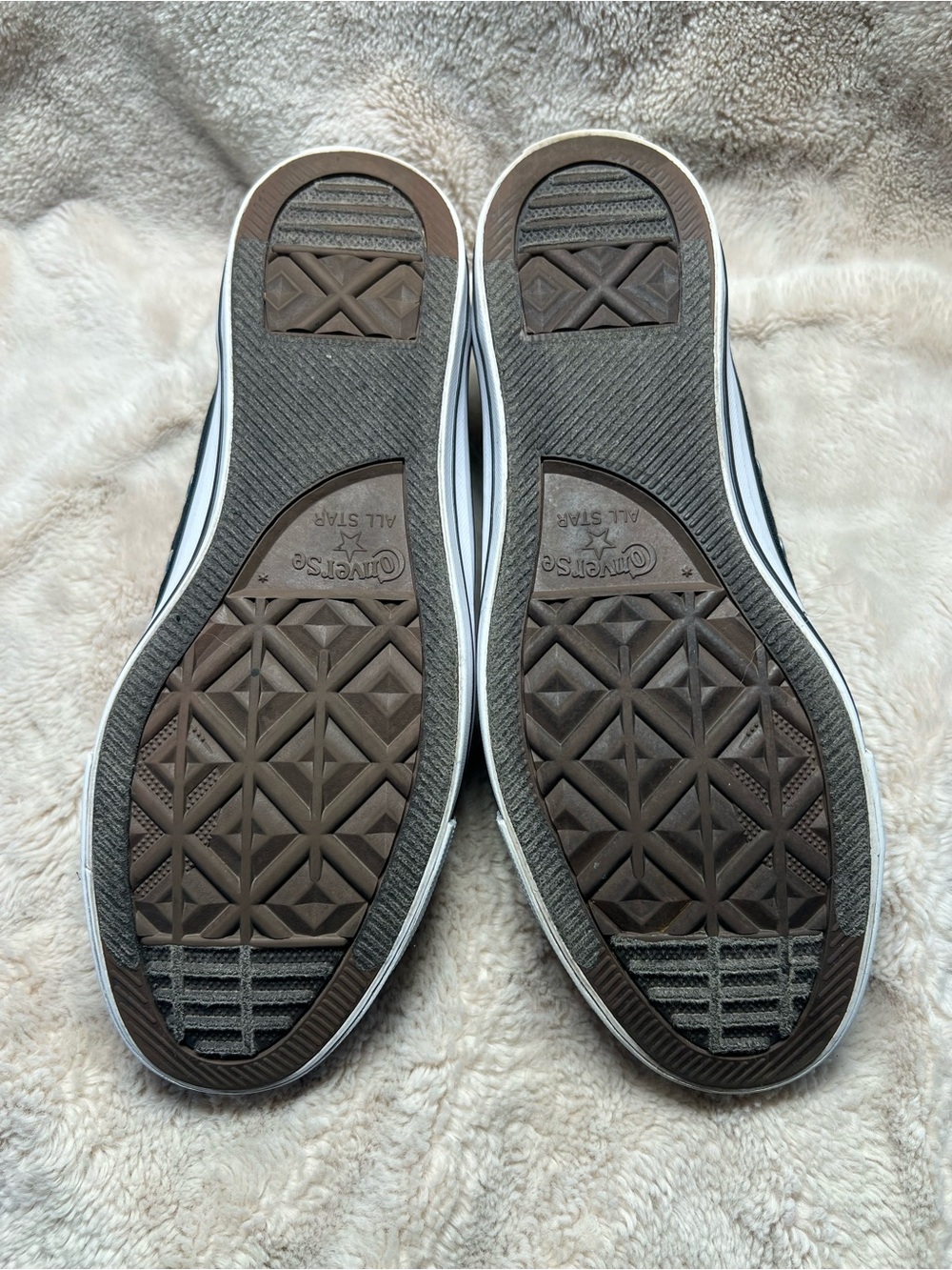 Converse women’s size 10, or men’s size 8 - Picture 3 of 6